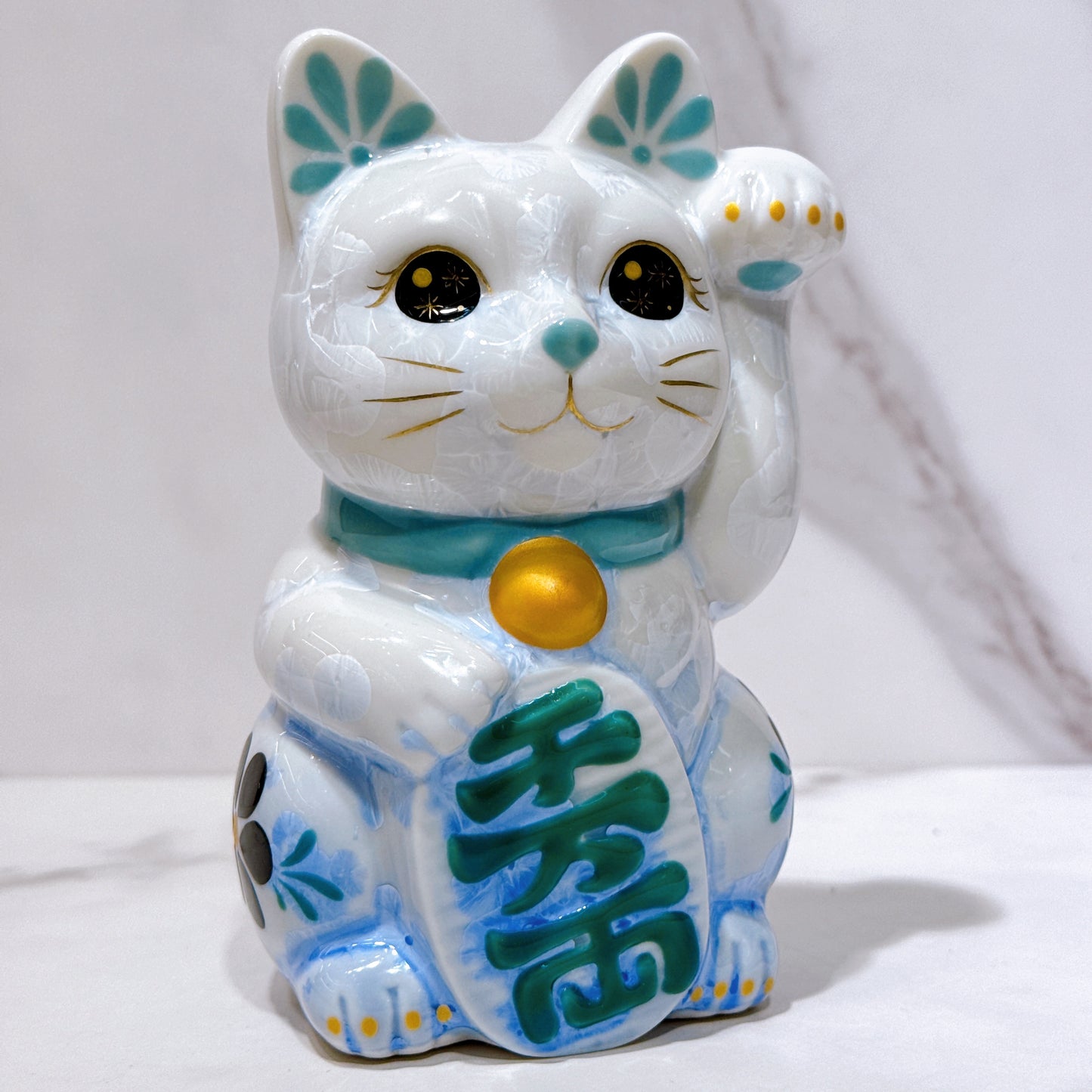 Japanese Kiyomizu-yaki lucky cat flower crystals, bluish-white in color, cost around ten million taels.