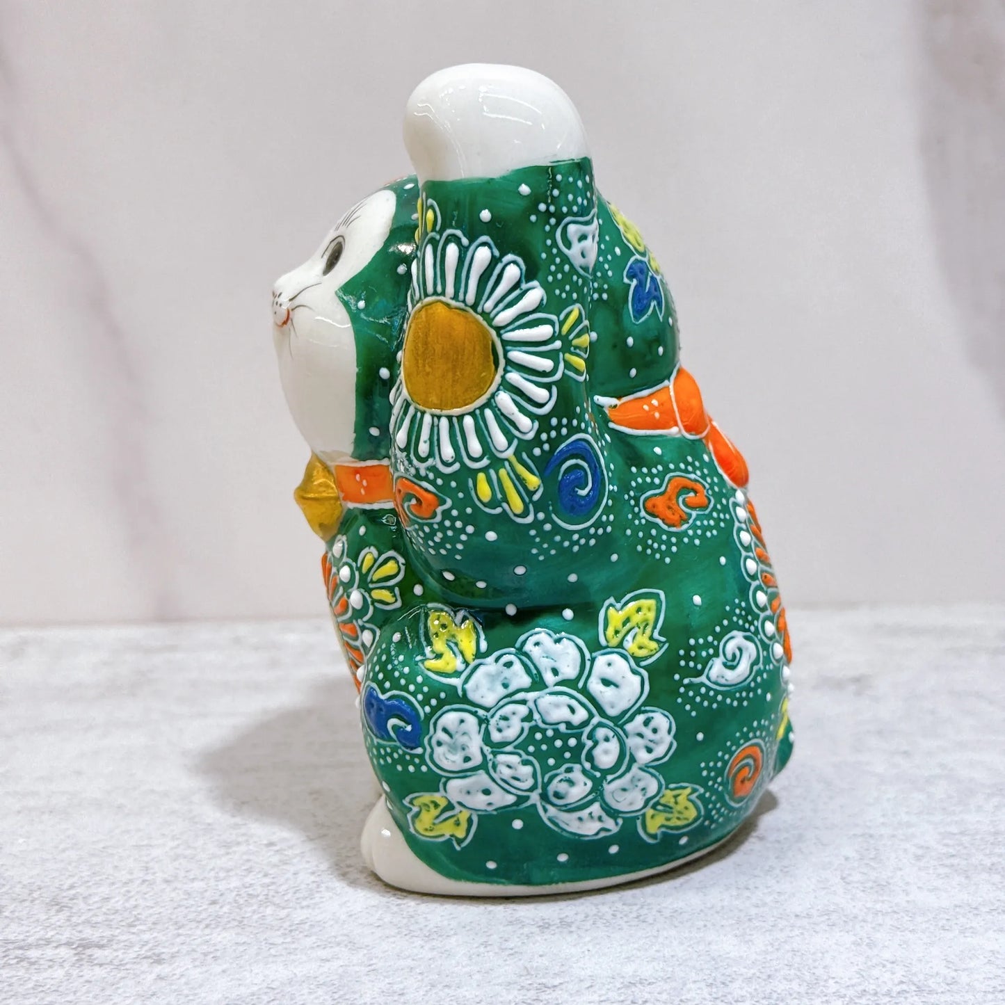 Japanese Kutani-style lucky cat motif.