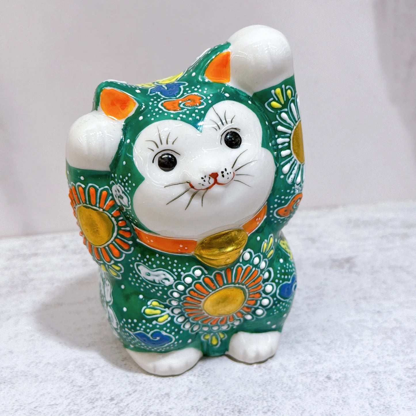 Japanese Kutani-style lucky cat motif.