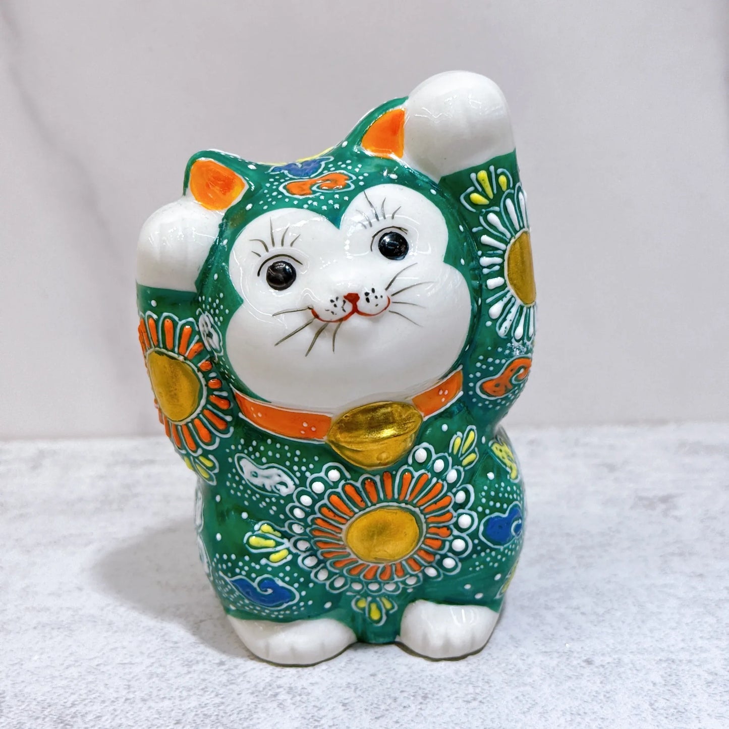 Japanese Kutani-style lucky cat motif.