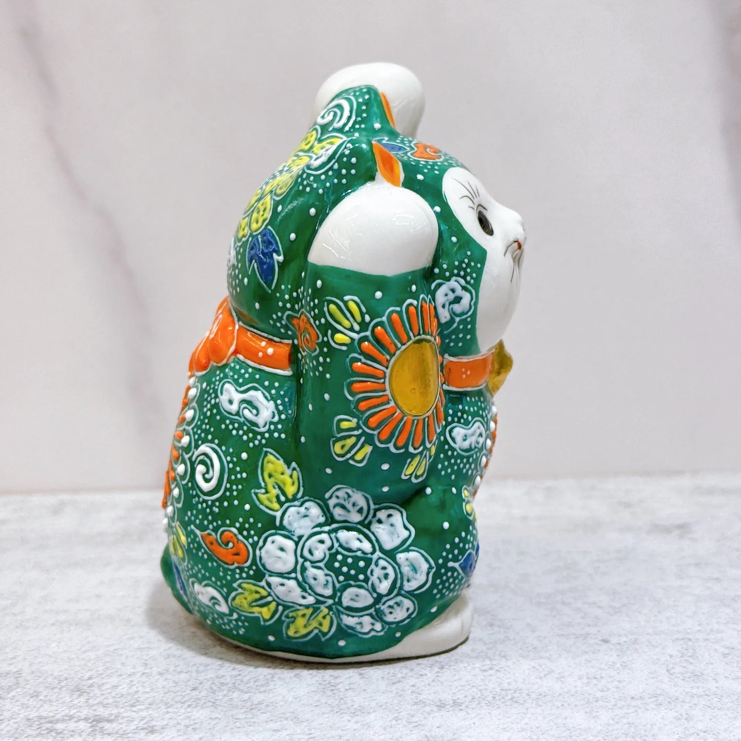 Japanese Kutani-style lucky cat motif.