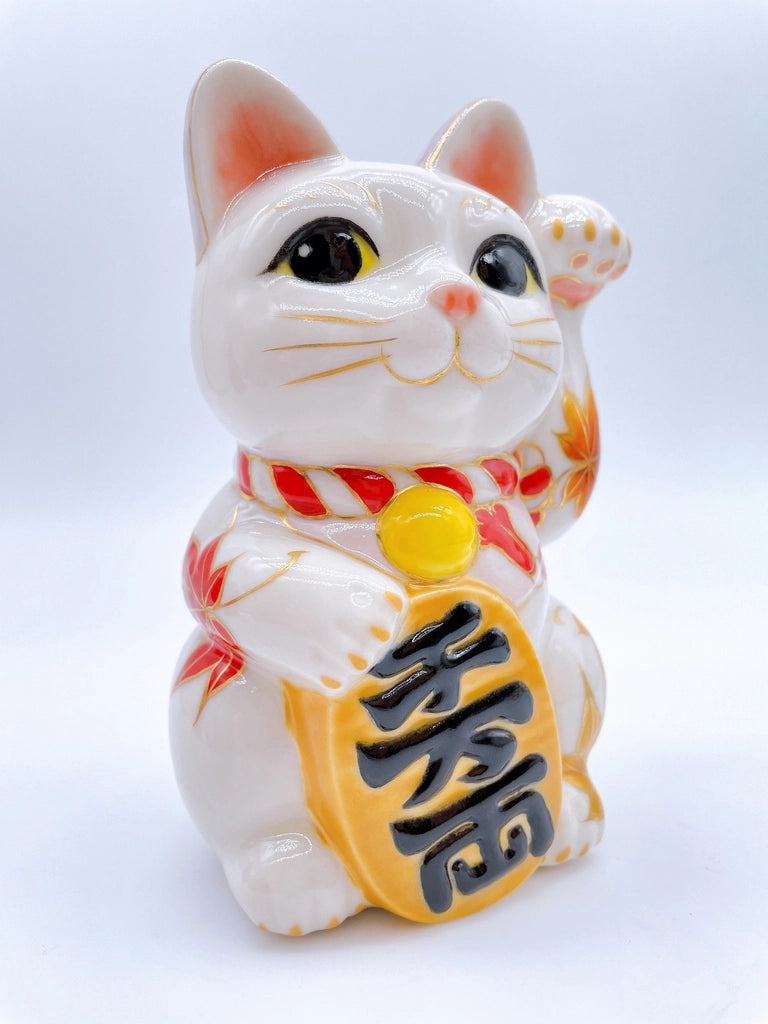 Japanese Kiyomizu-grilled lucky cat maple leaves