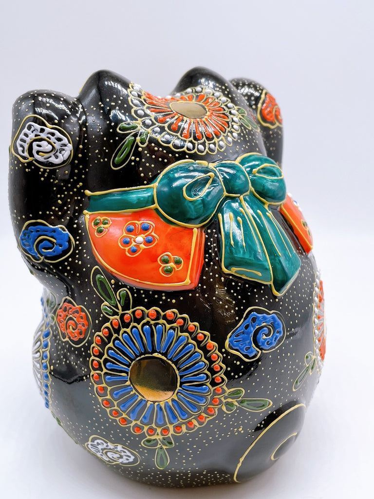 Japanese Kutani-style lucky cat motif (Kuromori)