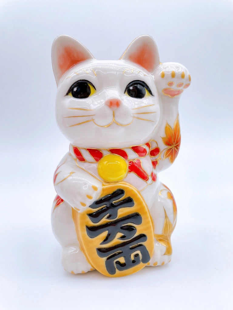 Japanese Kiyomizu-grilled lucky cat maple leaves