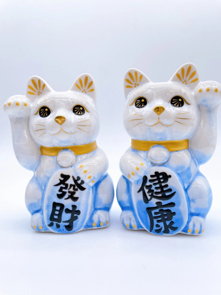 Japanese Kiyomizu-yaki lucky cat flower crystals, white and blue.