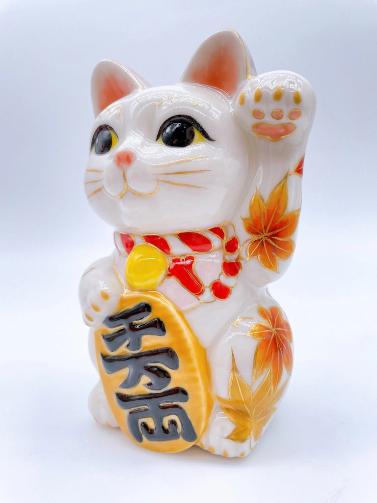Japanese Kiyomizu-grilled lucky cat maple leaves